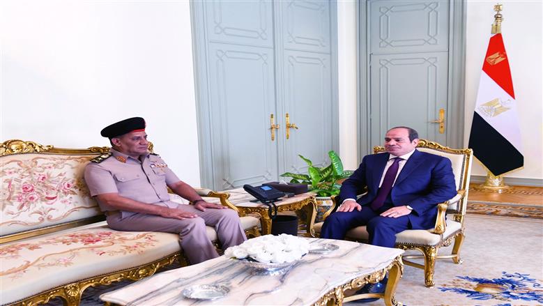 الرئيس السيسي يستقبل القائد العام للقوات المسلحة وزير الدفاع والإنتاج الحربي