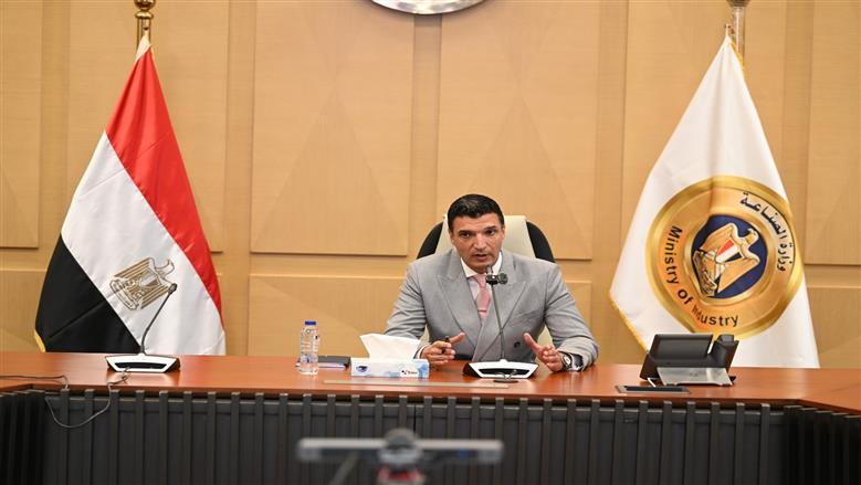 وزير الصناعة يستعرض خطة عمل الوزارة ومؤشرات الأداء خلال المرحلة المقبلة