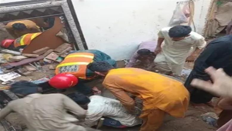 مصرع 14 طفلا باكستانيا في انهيار سقف مبنى تعليمي 