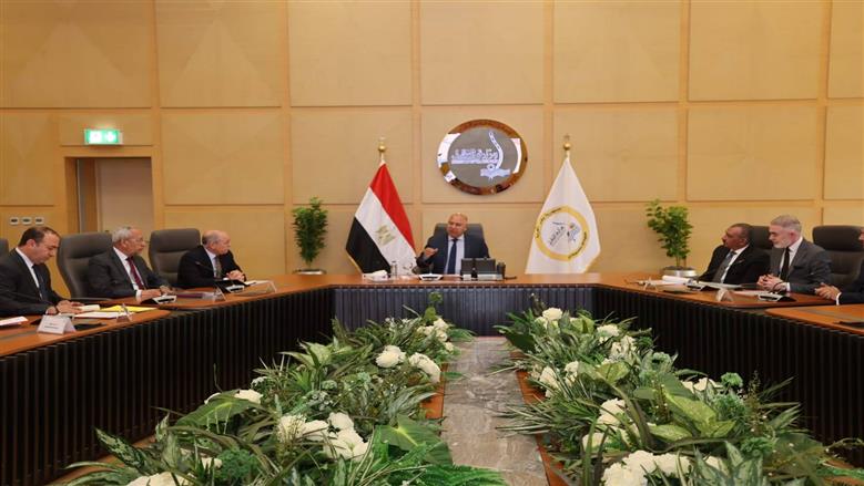 وزير النقل يعتمد عقد التأسيس والنظام الأساسي لشركة تراست القناة لخدمات السفن