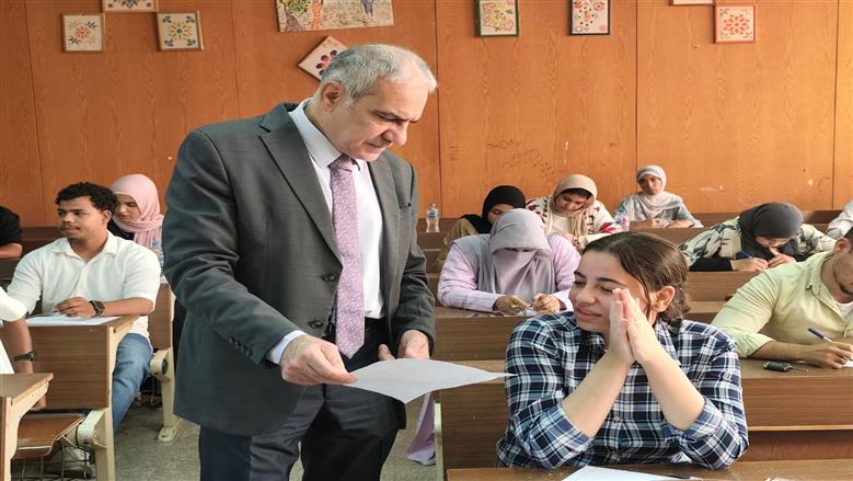 رئيس جامعة أسوان يطمئن على سير الامتحانات في كلية التربية: نعمل لتوفير بيئة آمنة للطلاب