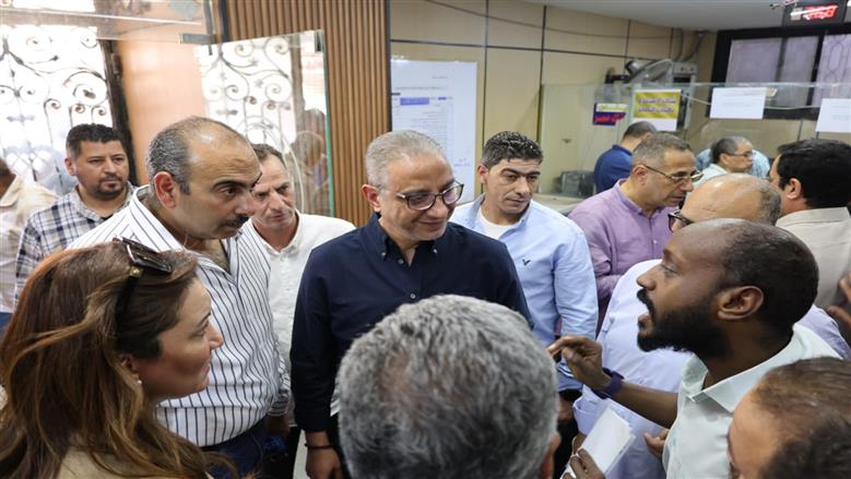 محافظ الجيزة يتابع انتظام العمل في المركز التكنولوجي بالهرم.. ويوجّه بحل مشكلات المواطنين