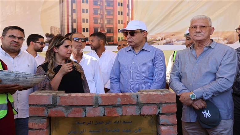 محافظ المنيا يضع حجر أساس مشروع عمارات النخيل بأرض الروبة في مطاي