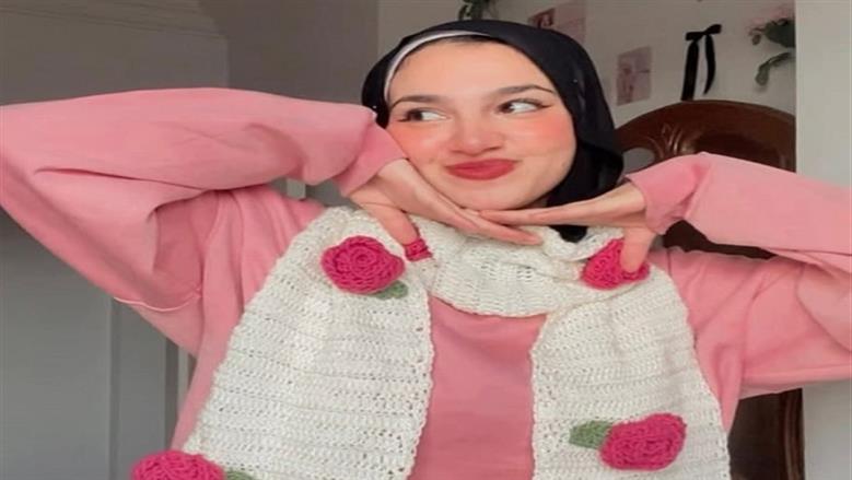 من المشرط إلى الخيط.. «سارة» تودِّع حلم الطب وتغزل طريقها بالكروشيه
