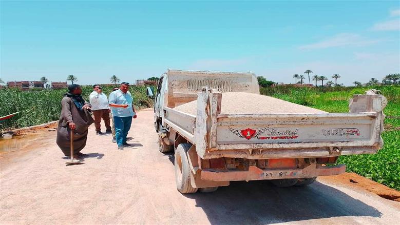 ملحمه تاريخية الاولي من نوعها أهالي القري تشارك بالرمال والمعدات الصغيرة  لحماية الطرق والمنازل المجاورة لنهر النيل أسيوط 