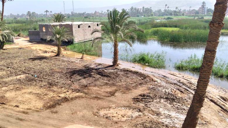 ملحمه تاريخية الاولي من نوعها أهالي القري تشارك بالرمال والمعدات الصغيرة  لحماية الطرق والمنازل المجاورة لنهر النيل أسيوط 