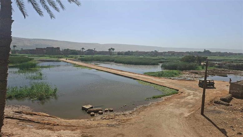 ملحمه تاريخية الاولي من نوعها أهالي القري تشارك بالرمال والمعدات الصغيرة  لحماية الطرق والمنازل المجاورة لنهر النيل أسيوط 