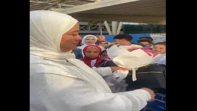 وهبت بيتها لله فردوا لها الجميل.. الحاجة وفاء تتفاجأ باستقبال طلابها بعد عودتها من الحج