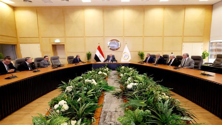 وزير النقل يوجه بربط الحافز بالإنتاج وتكثيف الدورات التدريبية لعمال السكك الحديدية