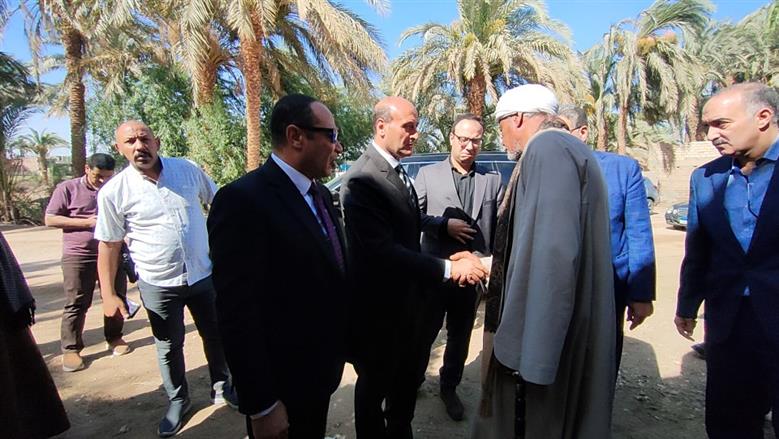 محافظ أسيوط يقدم واجب العزاء لأسر ضحايا حادث أبنوب: لن ندخر جهدا لمساندتكم