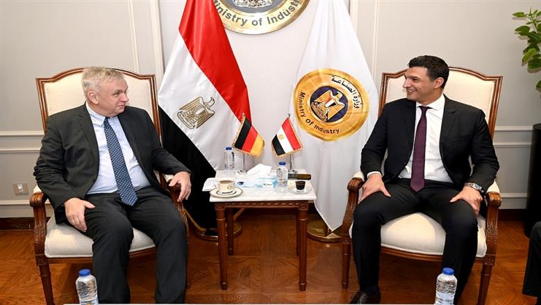 وزير الصناعة يبحث مع السفير الألماني توطين التكنولوجيا ومبادرة «شمس الصناعة»