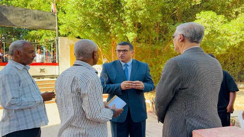 محافظ قنا يتفقد لجان امتحانات الشهادة الإعدادية ويطمئن على سير العملية الامتحانية 