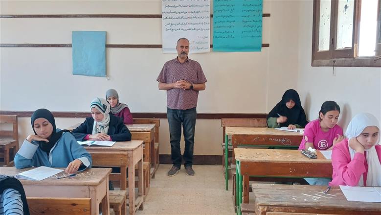 وكيل تعليم بني سويف يتابع امتحانات الشهادة الإعدادية ميدانيًا في ثاني أيامها