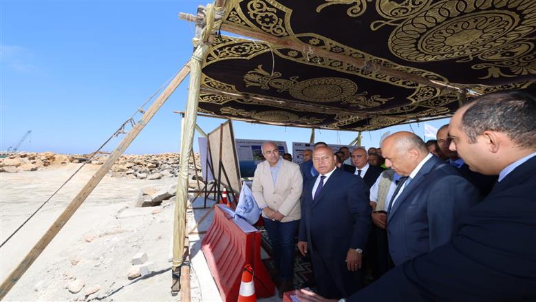 وزير النقل يشهد استقبال أرصفة محطة تحيا مصر بالإسكندرية 6 سفن تجارية