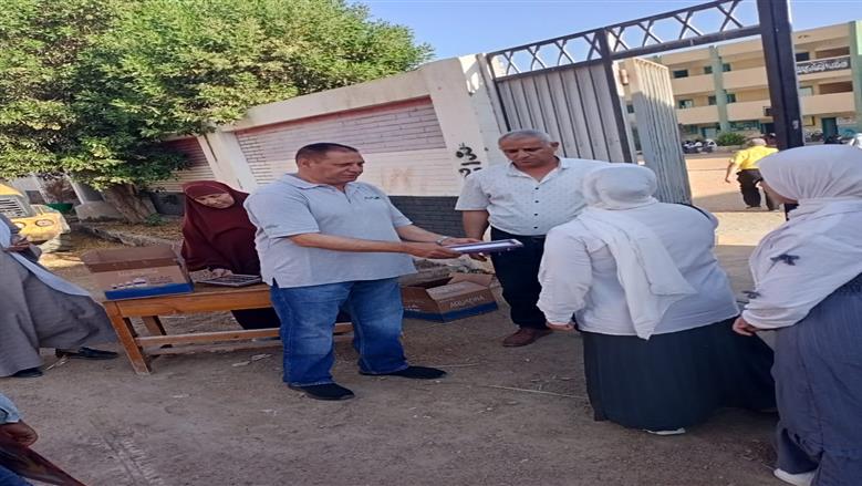 توزيع حلوى ومياه على الطلاب في لجان امتحانات الشهادة الإعدادية بالفيوم