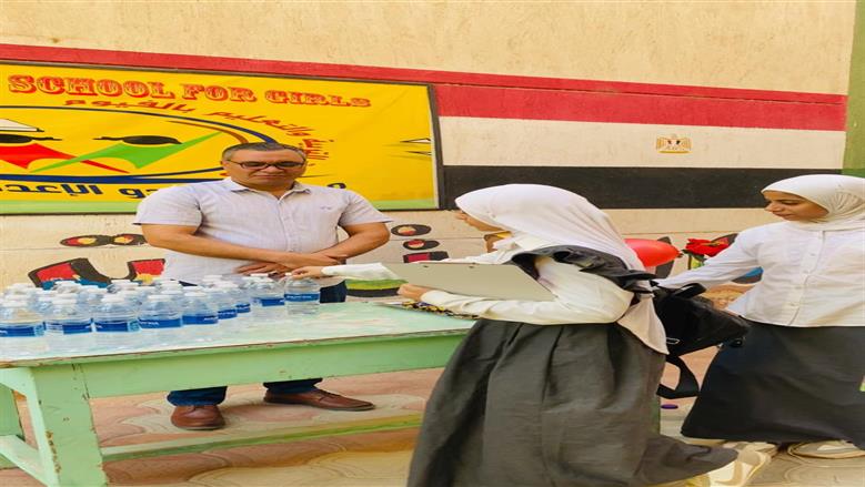 توزيع حلوى ومياه على الطلاب في لجان امتحانات الشهادة الإعدادية بالفيوم