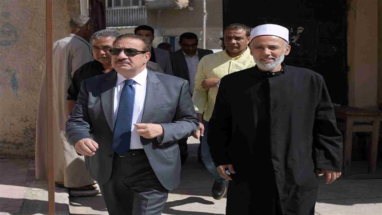 محافظ بورسعيد يتفقد امتحانات الشهادة الثانوية الأزهرية