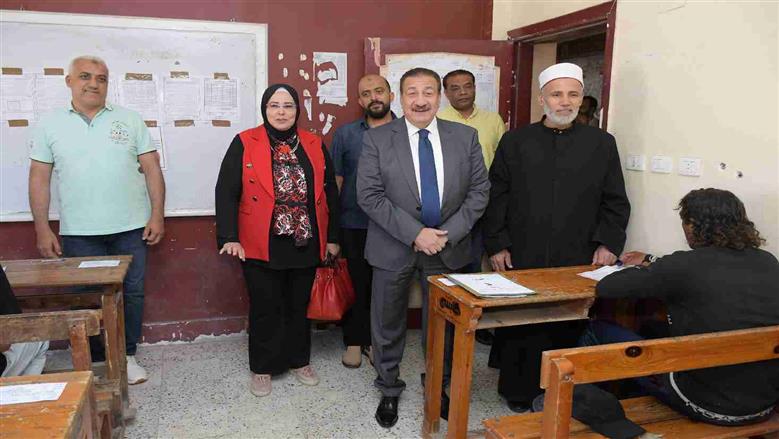 محافظ بورسعيد يتفقد امتحانات الشهادة الثانوية الأزهرية