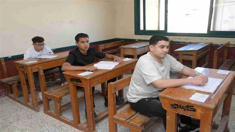 محافظ بورسعيد يتفقد امتحانات الشهادة الثانوية الأزهرية