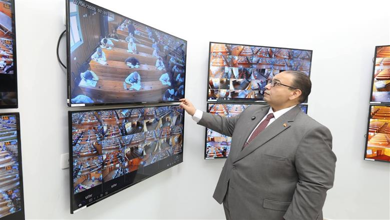رئيس جامعة كفر الشيخ يتفقد منظومة كاميرات مراقبة المدرجات لمتابعة الامتحانات 