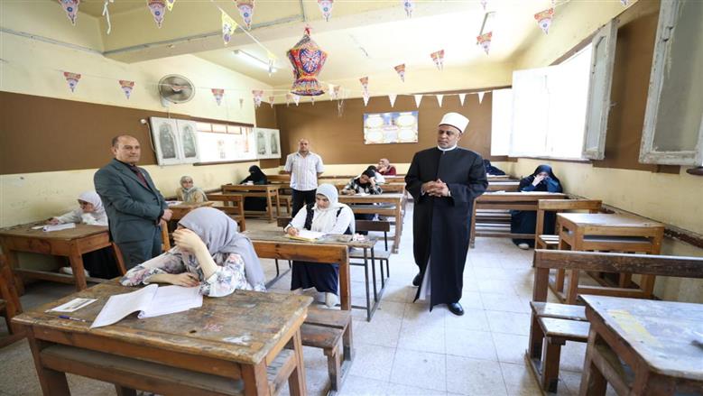 رئيس المعاهد الأزهرية يتفقد لجان الثانوية ويزور الطلاب المرضى بـ«أورام طنطا» في الغربية