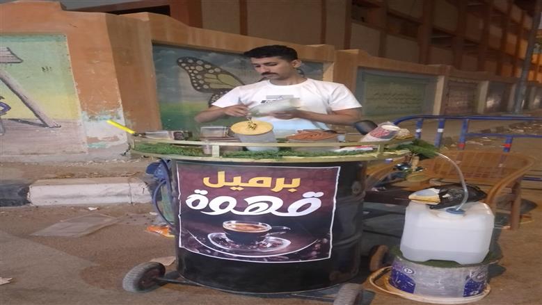 «كافيه الرصيف».. شاب سيناوي يحول برميلًا إلى مشروع قهوة في العريش