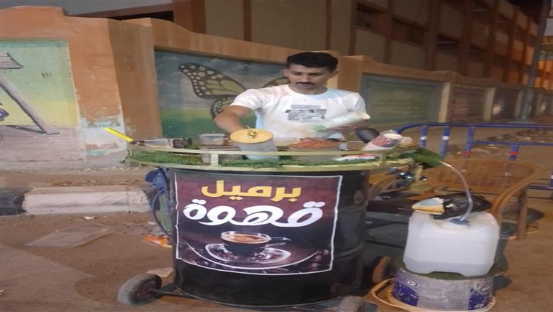 شاب سيناوي يقوم بعمل برميل قهوة