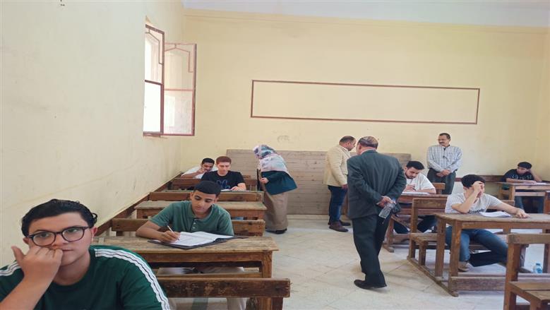 ضبط 15 طالبا في امتحانات الشهادة الإعدادية بالقليوبية بحوزتهم هواتف وسماعات