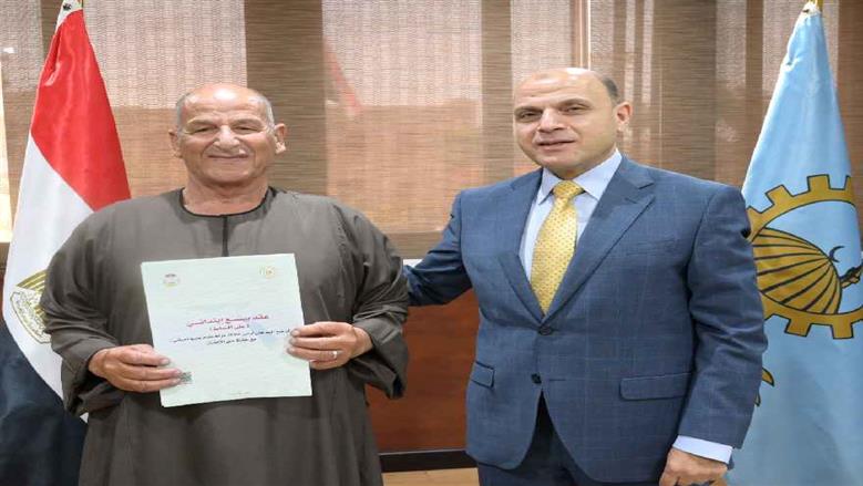 محافظ الغربية يُسلّم 9 عقود تقنين أراضي أملاك الدولة للمستفيدين