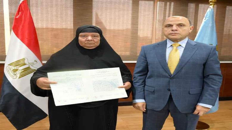 محافظ الغربية يُسلّم 9 عقود تقنين أراضي أملاك الدولة للمستفيدين
