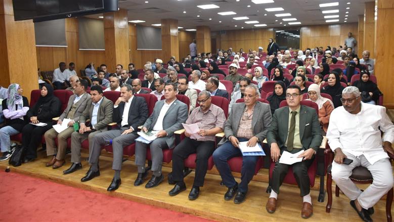 عقد محافظ الأقصر لقاء اليوم المفتوح مع المواطنين واستمع لأكثر من 100 طلب وشكوى