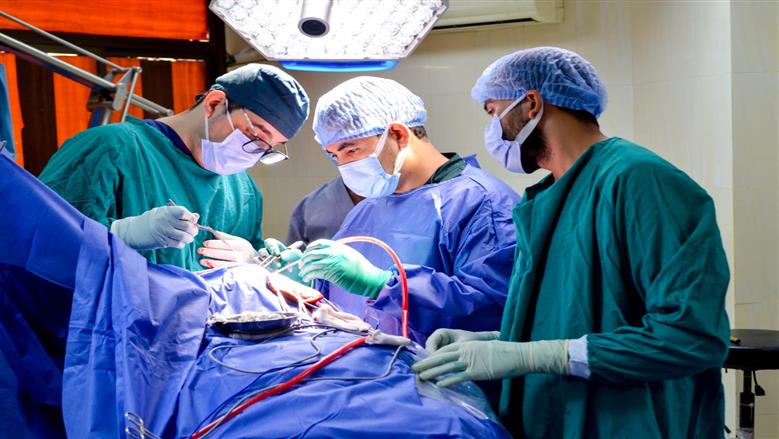 فريق طبي بقسم جراحة المخ والأعصاب بجامعة أسيوط ينجح في استئصال ورم بالمخ والمريضة