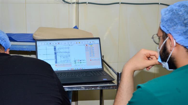 فريق طبي بقسم جراحة المخ والأعصاب بجامعة أسيوط ينجح في استئصال ورم بالمخ والمريضة