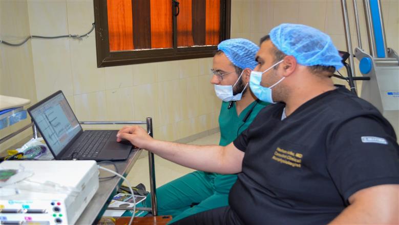 فريق طبي بقسم جراحة المخ والأعصاب بجامعة أسيوط ينجح في استئصال ورم بالمخ والمريضة