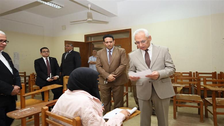 رئيس جامعة المنيا يشيد بالانضباط داخل لجان الامتحانات: نوفر أجواء مستقرة لأبنائنا