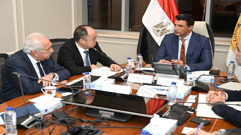 وزير الصناعة يبحث مع شركة صينية توسيع صناعة إطارات السيارات في مصر
