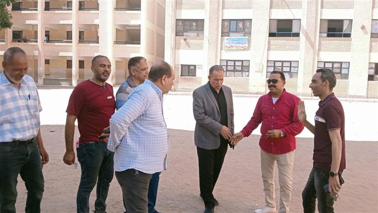 مدير تعليم أسيوط يتفقد لجان امتحانات الشهادة الإعدادية في مدارس أبنوب 