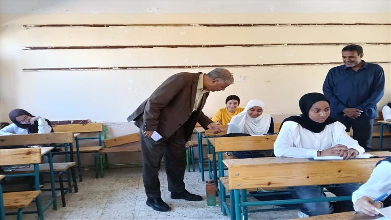 تشديد على منع الغش والموبايل.. وكيل «تعليم قنا» يتابع امتحانات الشهادة الإعدادية