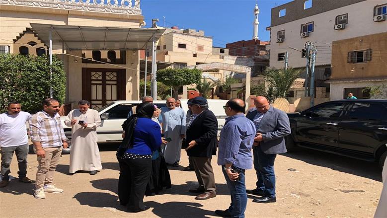«لا تسامح مع أي تقصير».. محافظ الدقهلية يفاجئ المواطنين في الشارع ويستمع لمطالبهم