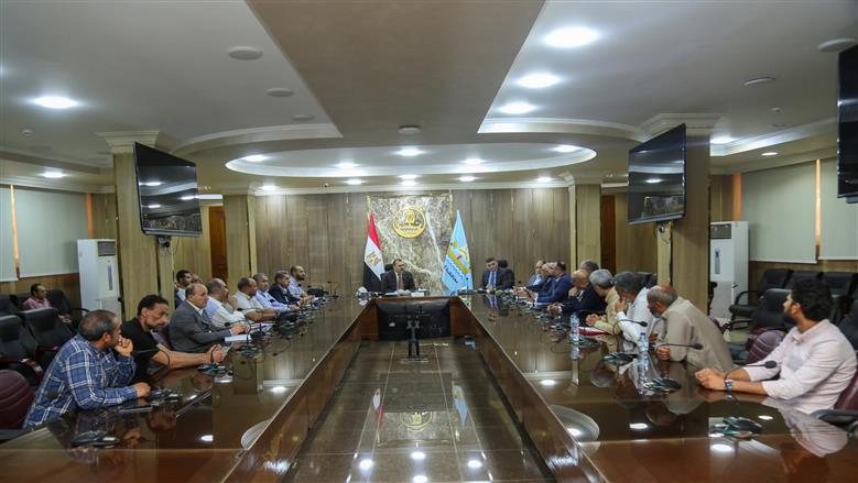 محافظ كفرالشيخ يبحث تأمين احتياجات شركات الأخشاب من قش الأرز لدعم صناعات إعادة التدوير