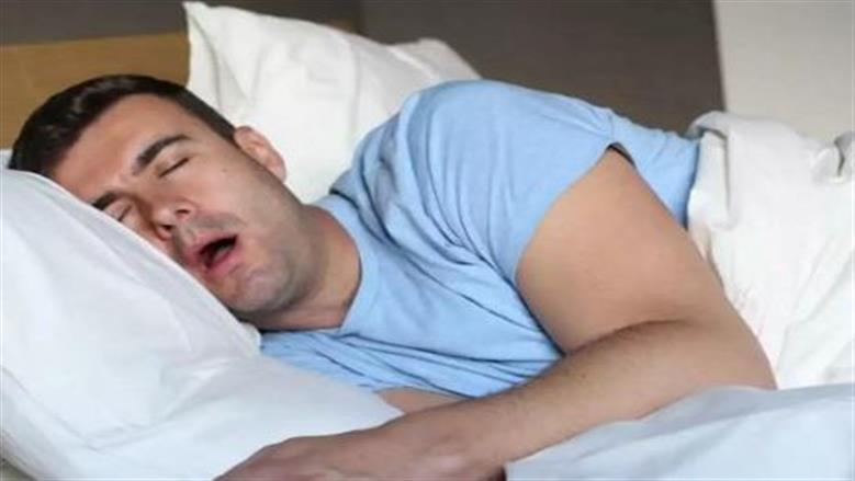 عادة شائعة قبل النوم تربك حياتك.. هل تسبب في إصابتك بالأورام؟