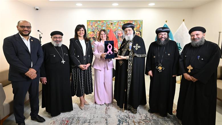 البابا تواضروس يزور مستشفى بهية.. ويشيد بدورها الإنساني