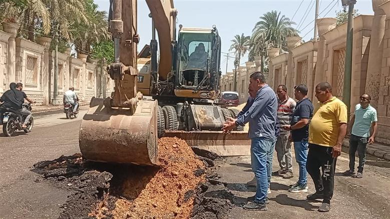 رئيس مركز المنيا يتابع أعمال معالجة تسريب المياه أسفل نفق كوبري النيل