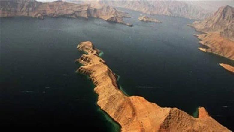 إجلاء طاقم سفينة هندية استهدفتها البحرية الأمريكية