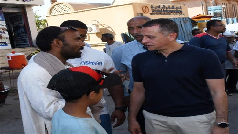 محافظ أسوان يوجه بتسليم باكيات جديدة للباعة الجائلين بالسويقات