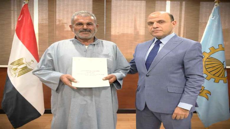 محافظ الغربية يُسلّم 26 عقد تقنين أراضي أملاك الدولة للمستفيدين