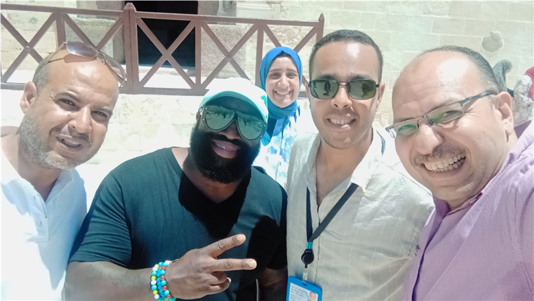الشرطي الأمريكي إريك هدسون يزور قلعة قايتباي بالإسكندرية بعد شهرته في كأس العالم 2026