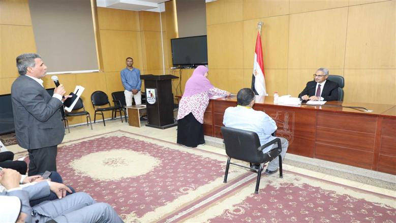 محافظ بني سويف يوجه بحلول عاجلة لشكاوى المواطنين خلال اللقاء المفتوح