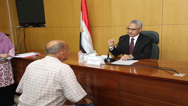 محافظ بني سويف يوجه بحلول عاجلة لشكاوى المواطنين خلال اللقاء المفتوح 