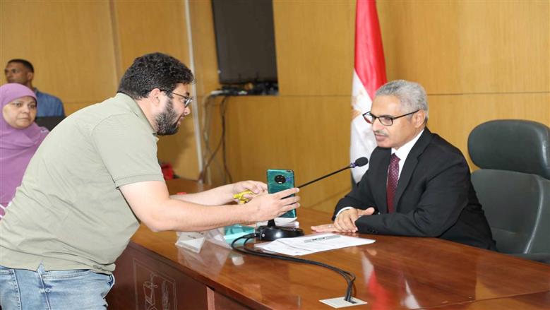 محافظ بني سويف يوجه بحلول عاجلة لشكاوى المواطنين خلال اللقاء المفتوح
